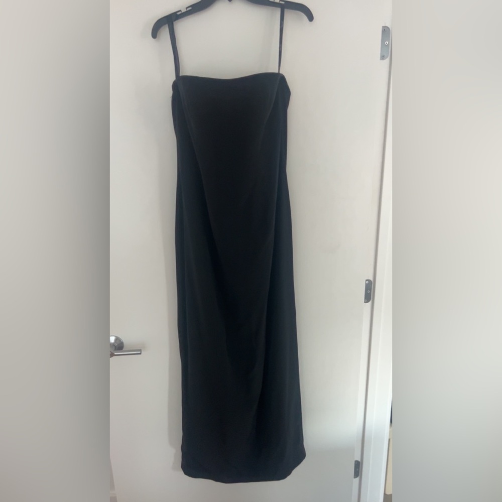 Simple strapless black gown, a classic!